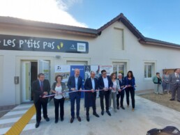 Inauguration de la crèche Les P’tits Pas à Blanzy avec des représentants d’entreprises et d’institutions coupant le ruban devant le bâtiment.
