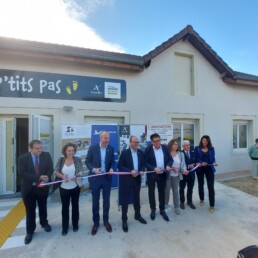 Inauguration de la crèche Les P’tits Pas à Blanzy avec des représentants d’entreprises et d’institutions coupant le ruban devant le bâtiment.