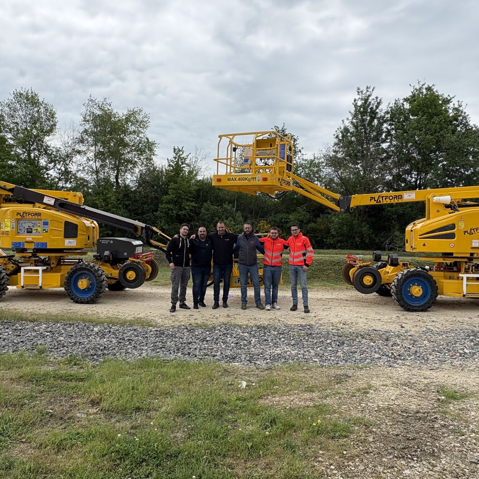 Photo de groupe devant deux nacelles ferroviaires RR14 EVO3 Diesel et Hybride agréées MT01332