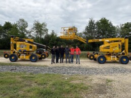 Photo de groupe devant deux nacelles ferroviaires RR14 EVO3 Diesel et Hybride agréées MT01332