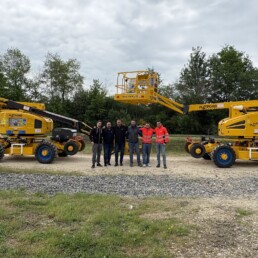 Photo de groupe devant deux nacelles ferroviaires RR14 EVO3 Diesel et Hybride agréées MT01332