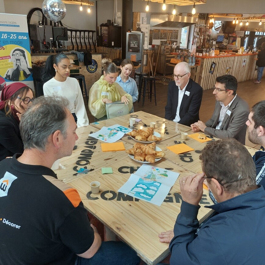 Participants et mentors réunis lors du Café des mentors organisé par Agire à Montceau-les-Mines pour favoriser l’insertion professionnelle.