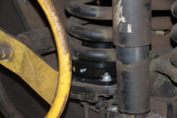 Système de suspension et détendeur de pesée d’un engin industriel lors d’une opération de maintenance.