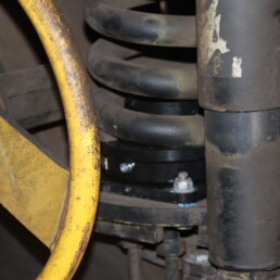 Système de suspension et détendeur de pesée d’un engin industriel lors d’une opération de maintenance.