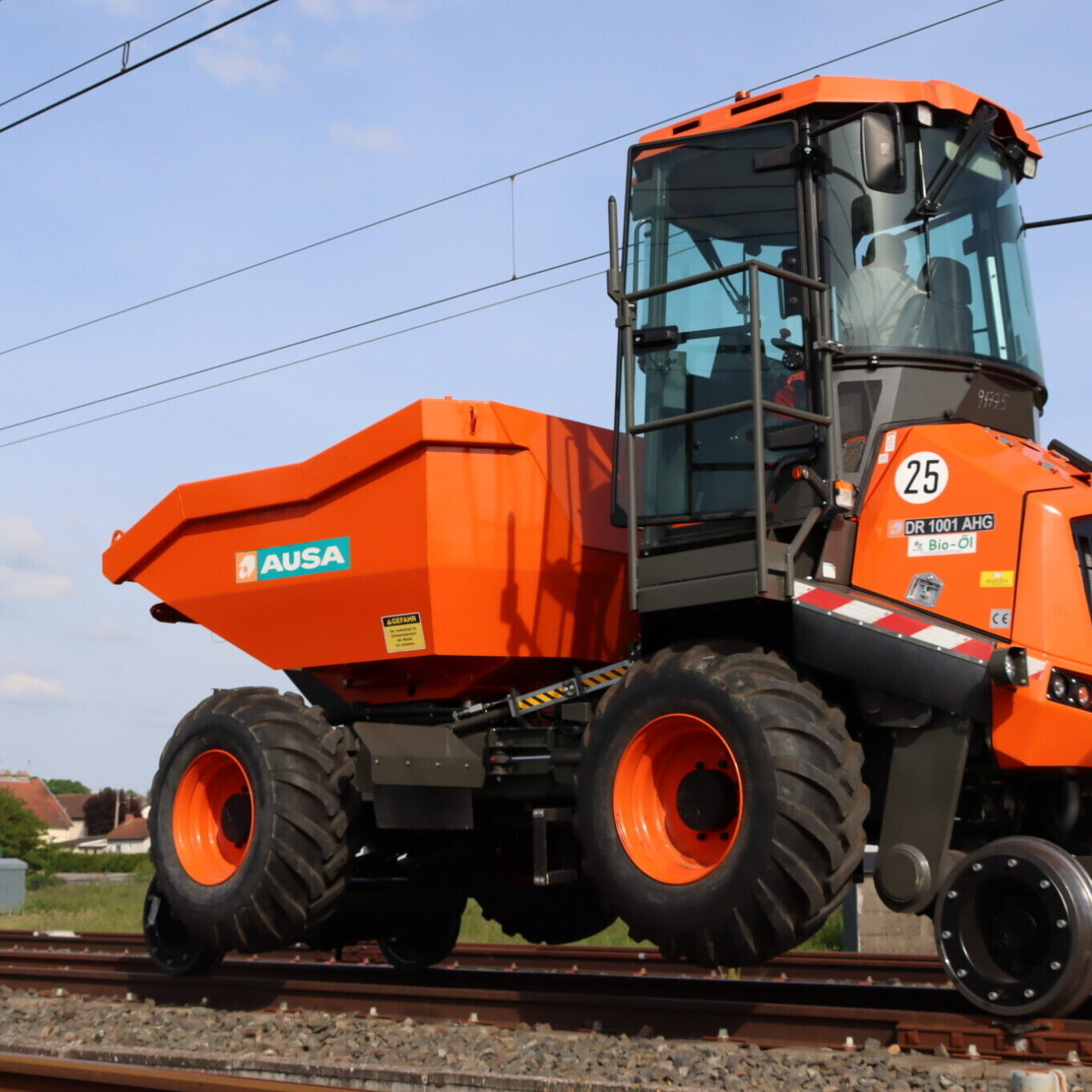 Dumper AUSA DRRD5-1 transformé en engin rail-route par NOVIUM, équipé de roues ferroviaires pour circuler sur le réseau ferré suisse.