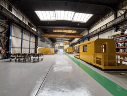 Atelier industriel de Novium avec équipements en cours d’assemblage pour la production de modules destinés au réseau Grand Paris Express.