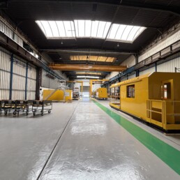 Atelier industriel de Novium avec équipements en cours d’assemblage pour la production de modules destinés au réseau Grand Paris Express.